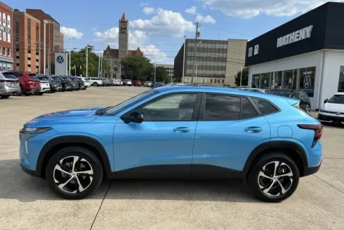 2025 Chevrolet Trax photo 2