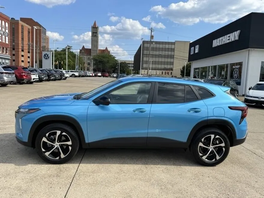 2025 Chevrolet Trax photo 2