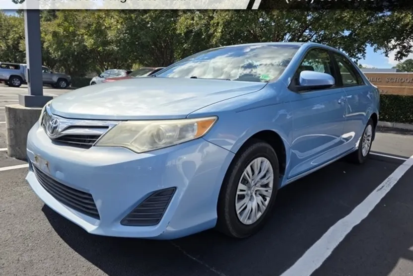 2013 Toyota Camry LE photo 1
