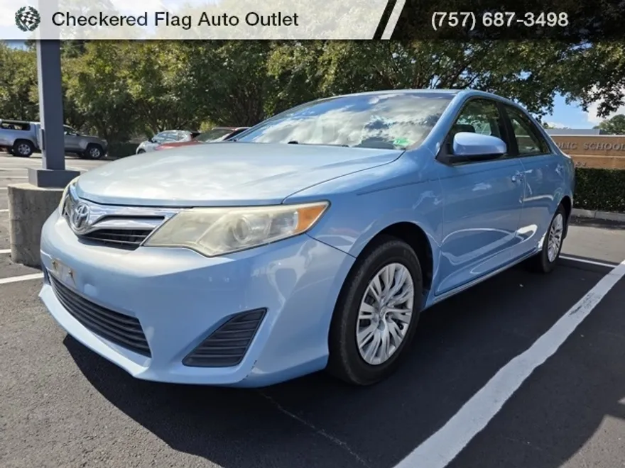 2013 Toyota Camry LE photo 1