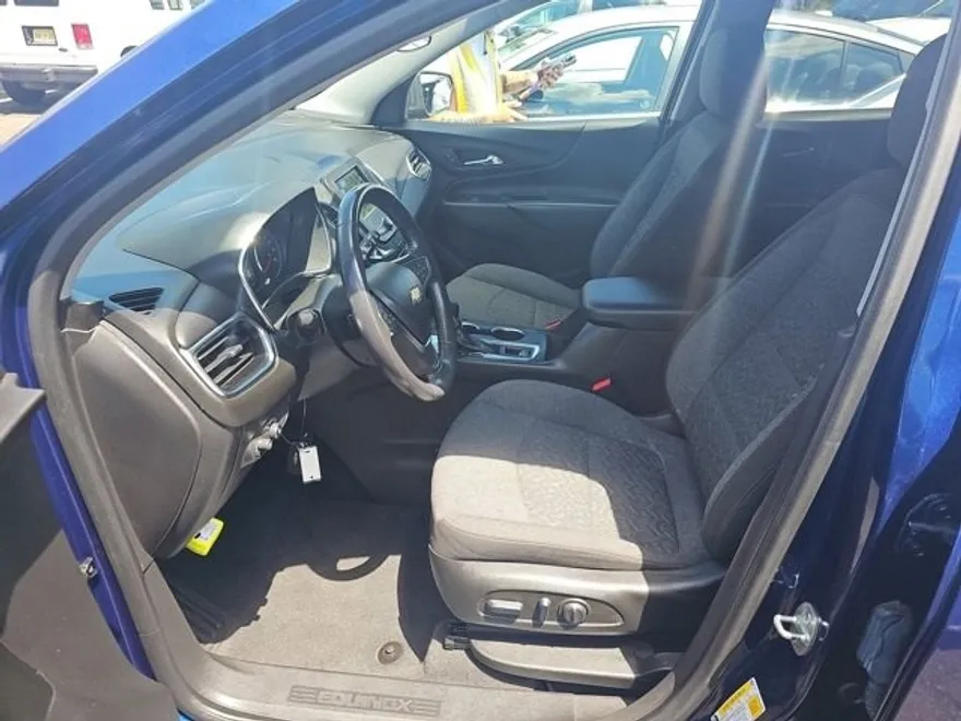 2022 Chevrolet Equinox LT photo 1