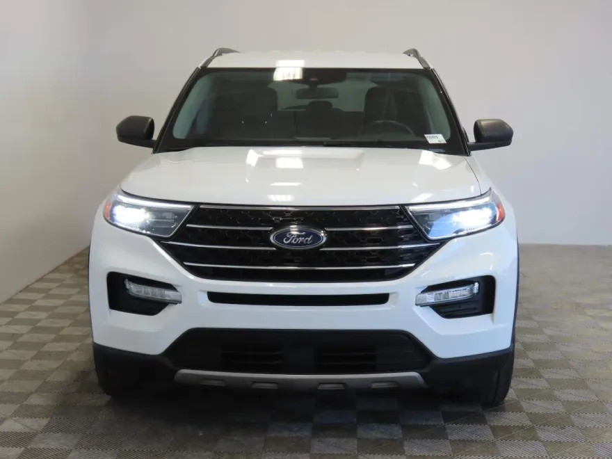 2023 Ford Explorer XLT photo 1