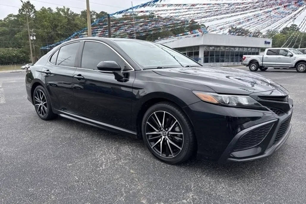 2022 Toyota Camry SE photo 1