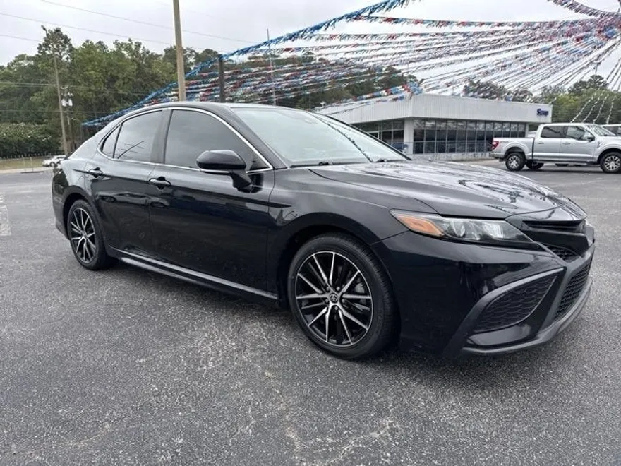 2022 Toyota Camry SE photo 1