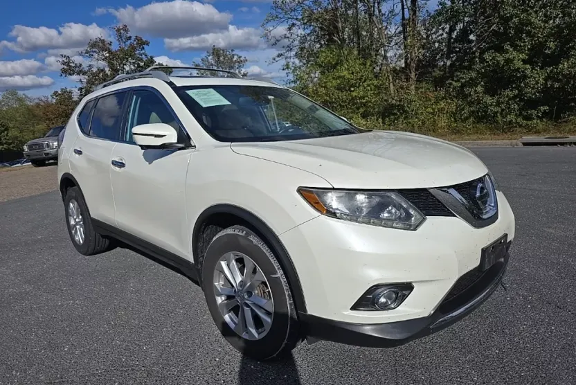 2016 Nissan Rogue SV photo 1