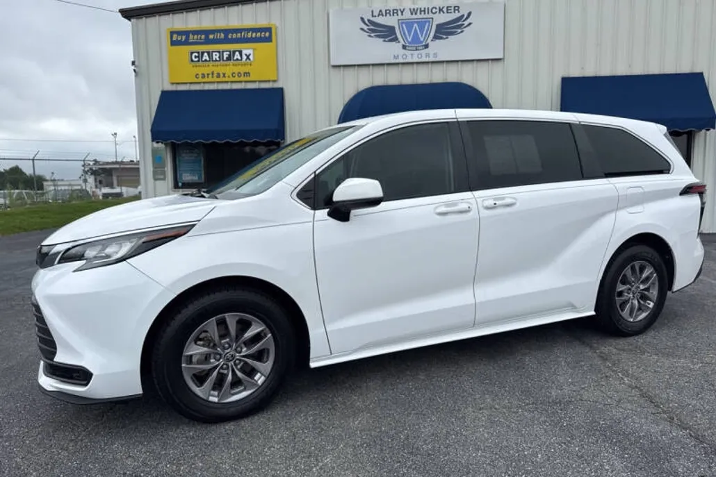 2022 Toyota Sienna LE photo 1