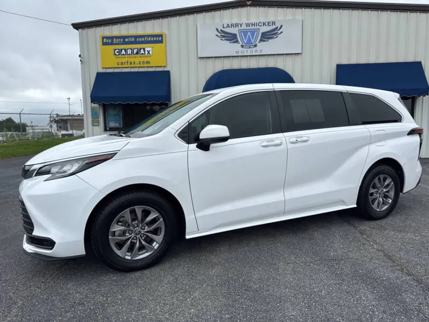 2022 Toyota Sienna LE photo 1