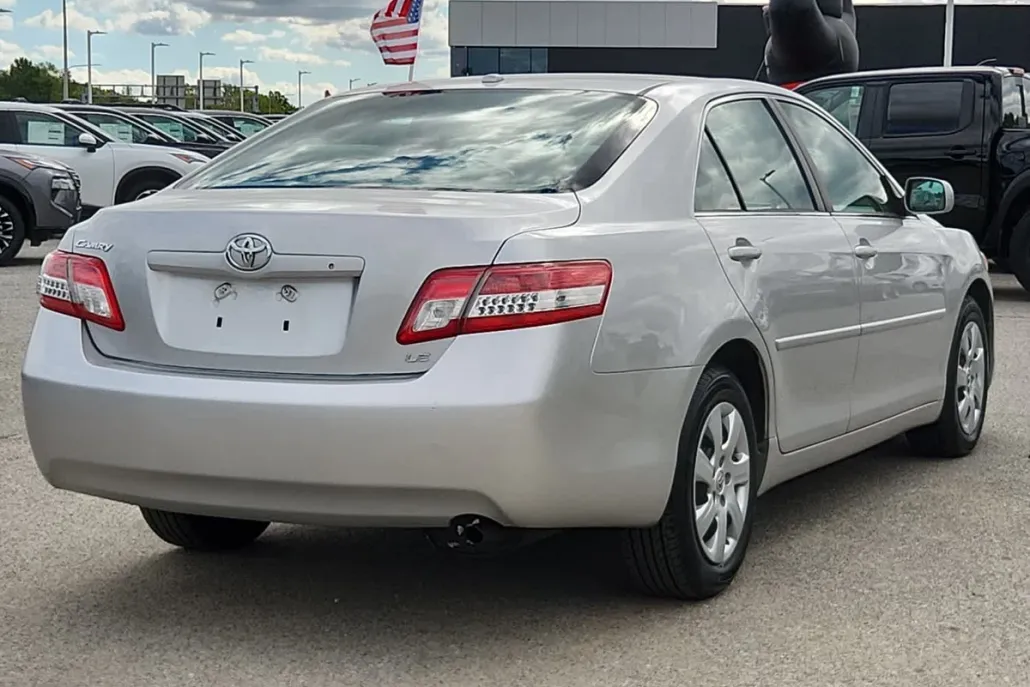 2011 Toyota Camry LE photo 1