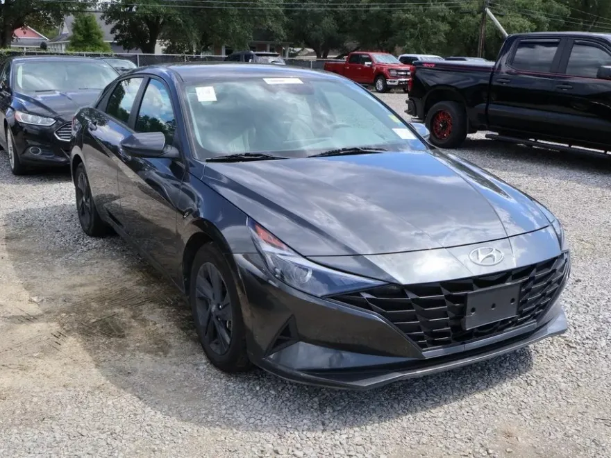 2023 Hyundai Elantra SEL photo 1