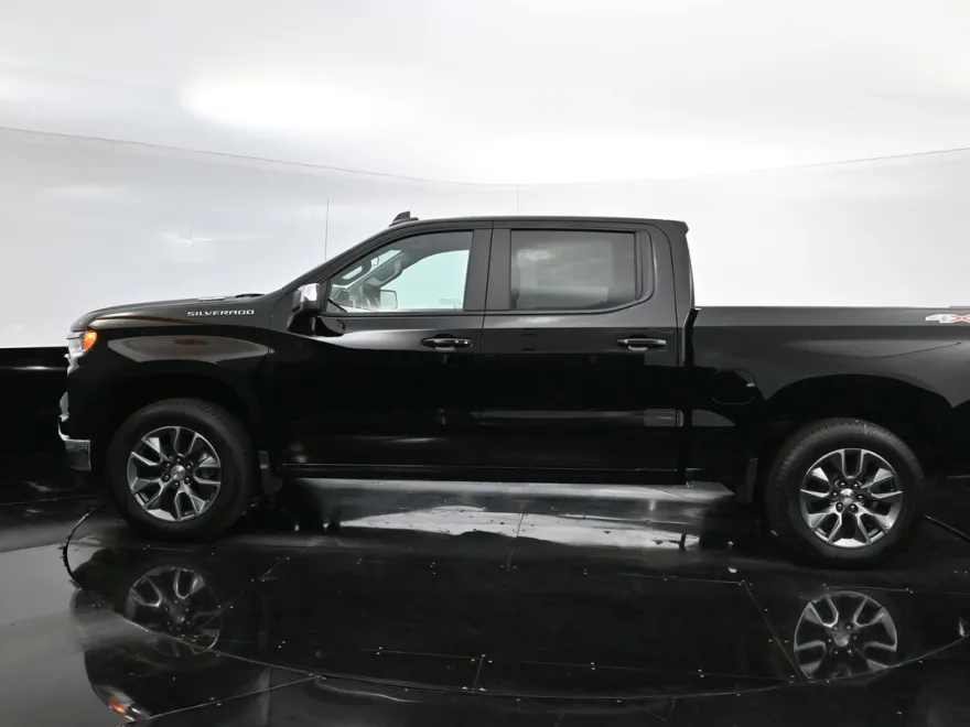 2025 Chevrolet Silverado 1500 LT photo 1