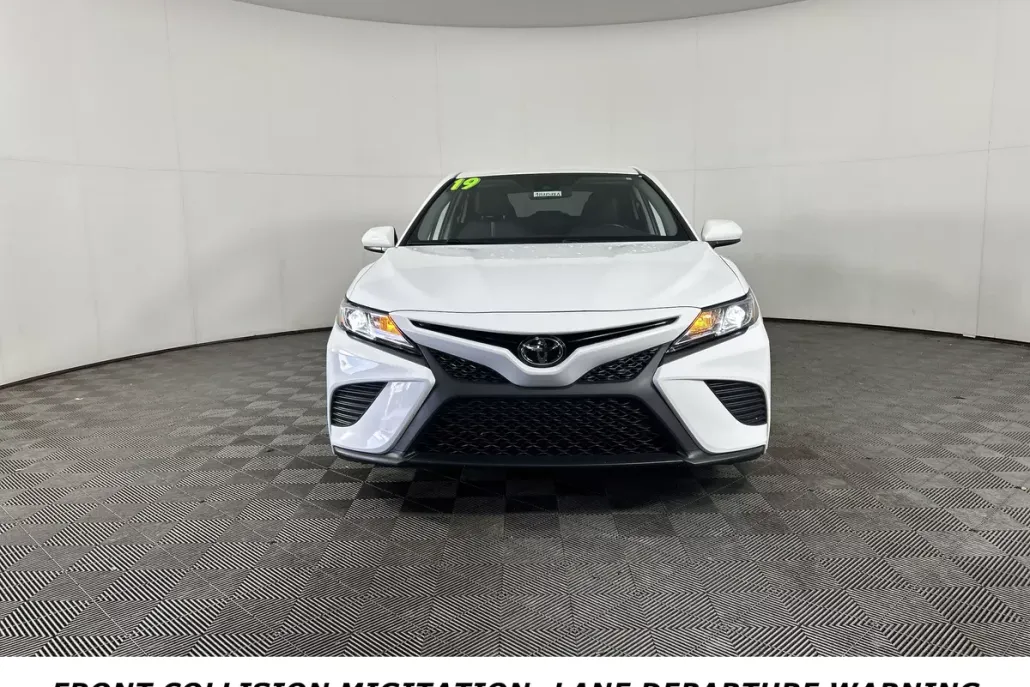 2019 Toyota Camry SE photo 1