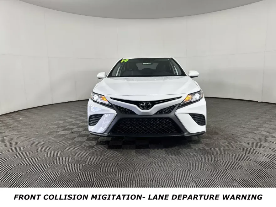 2019 Toyota Camry SE photo 1
