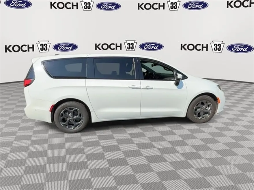2023 Chrysler Pacifica Hybrid Touring L photo 1