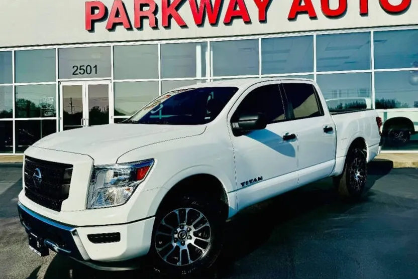 2022 Nissan Titan SV photo 1
