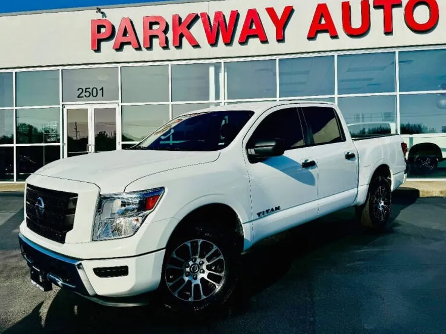 2022 Nissan Titan SV photo 1