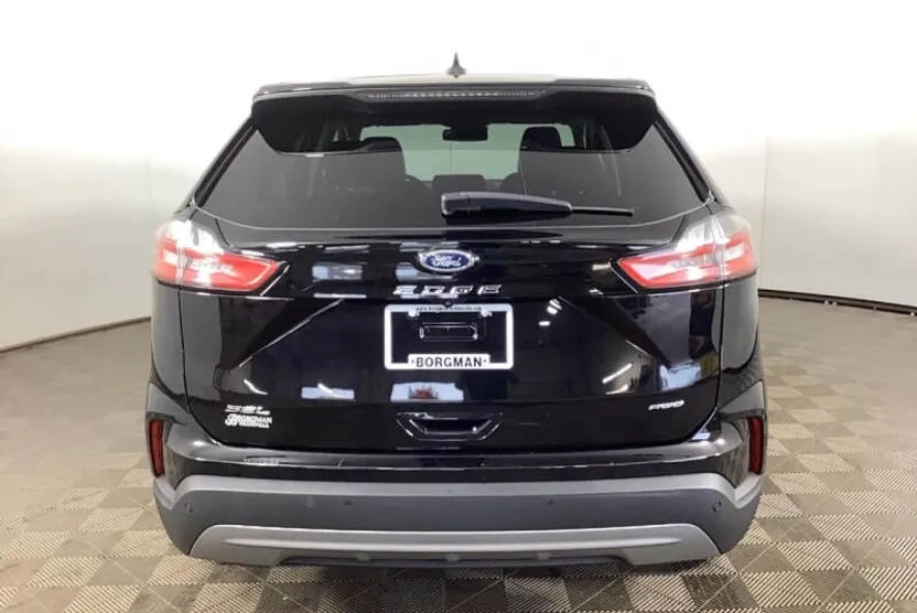 2022 Ford Edge SEL photo 1