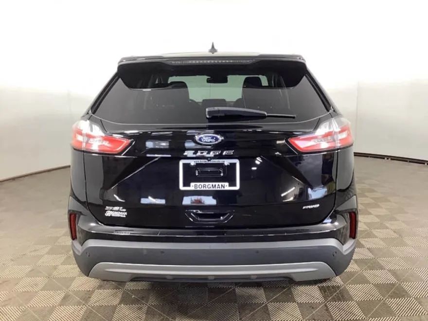 2022 Ford Edge SEL photo 1
