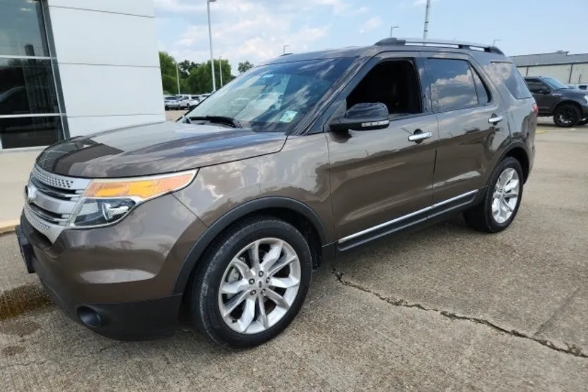 2015 Ford Explorer XLT photo 1