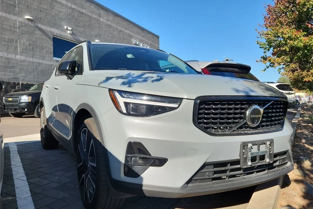 2024 Volvo XC40 Plus photo 1