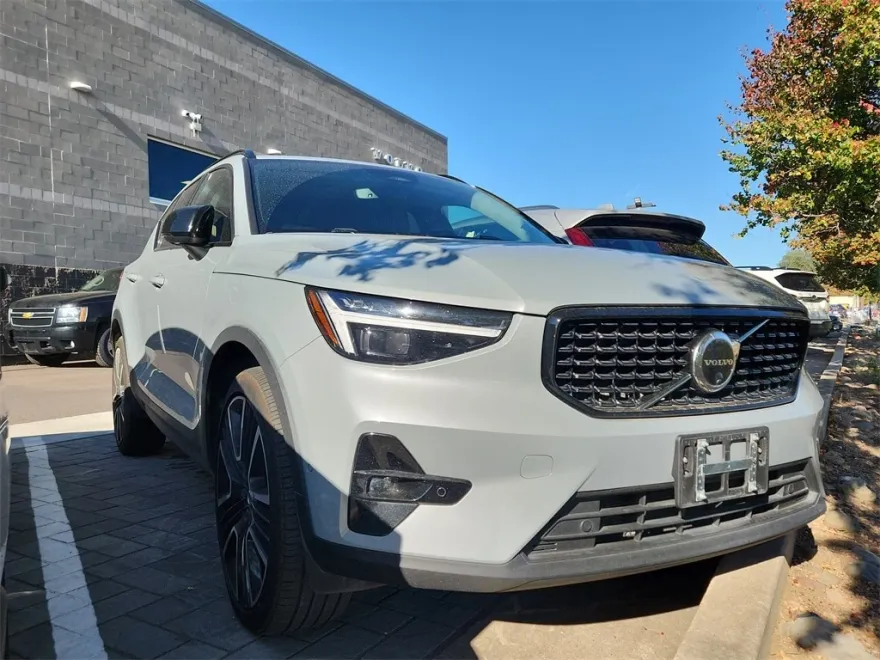 2024 Volvo XC40 Plus photo 1