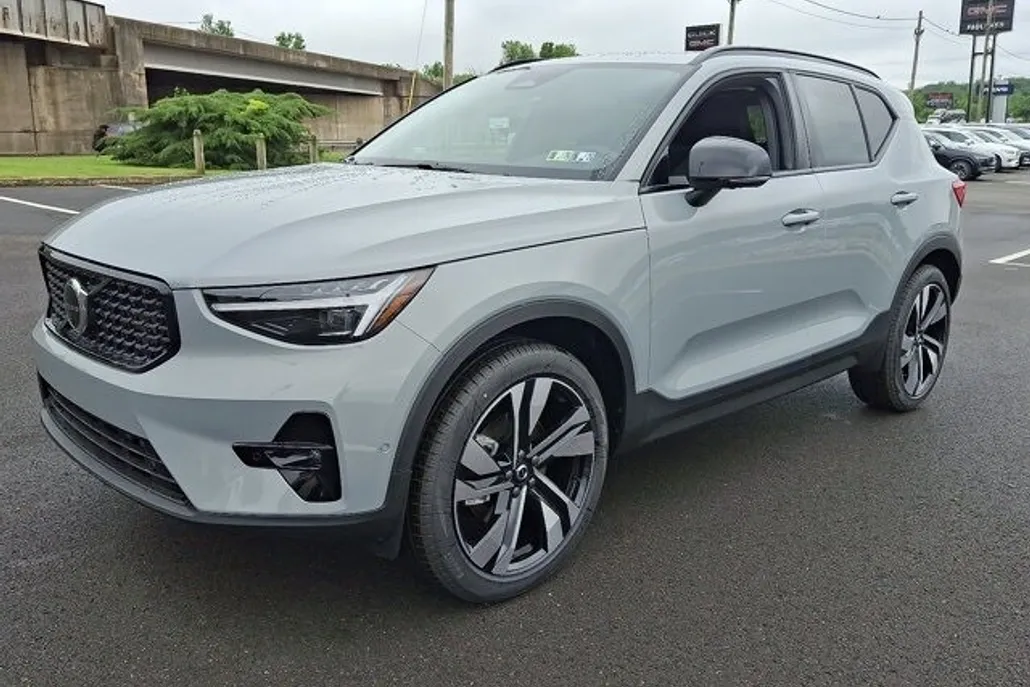 2025 Volvo XC40 Plus photo 1