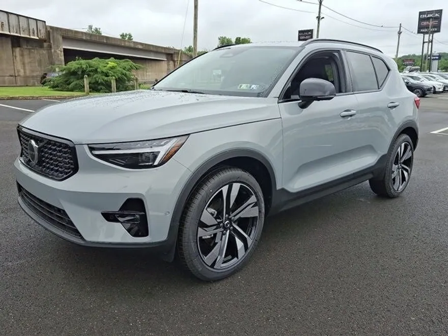 2025 Volvo XC40 Plus photo 1
