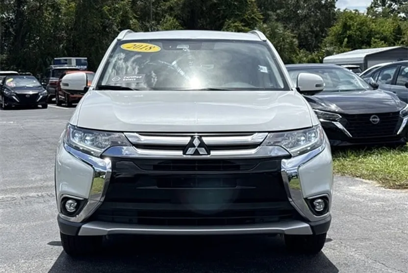 2018 Mitsubishi Outlander SEL Touring photo 1
