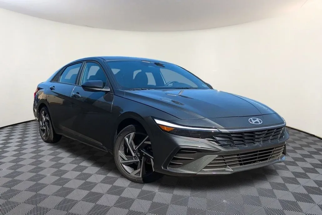 2025 Hyundai Elantra SEL Sport photo 1
