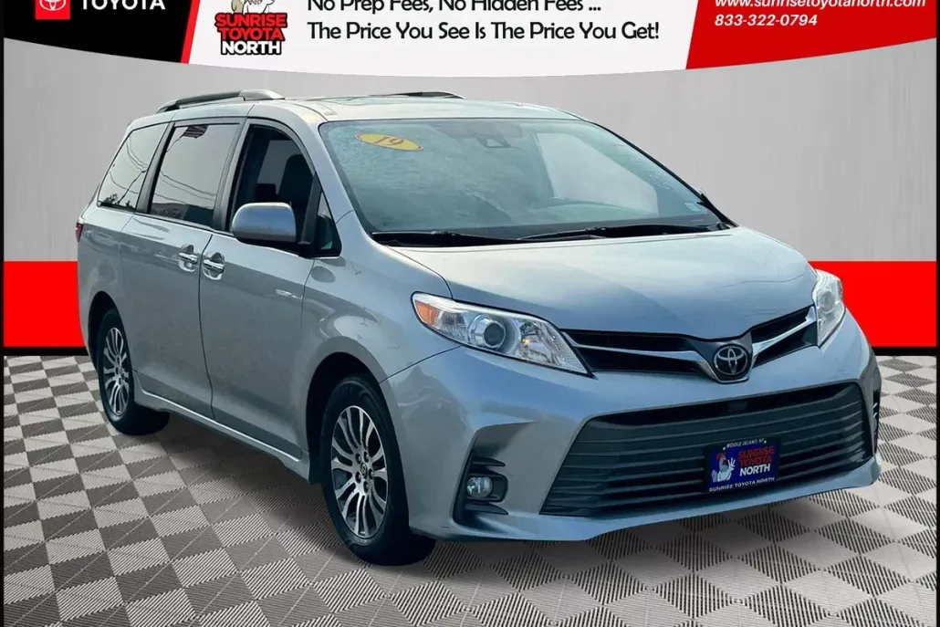 2019 Toyota Sienna XLE photo 1