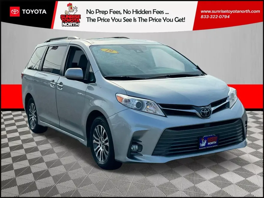 2019 Toyota Sienna XLE photo 1