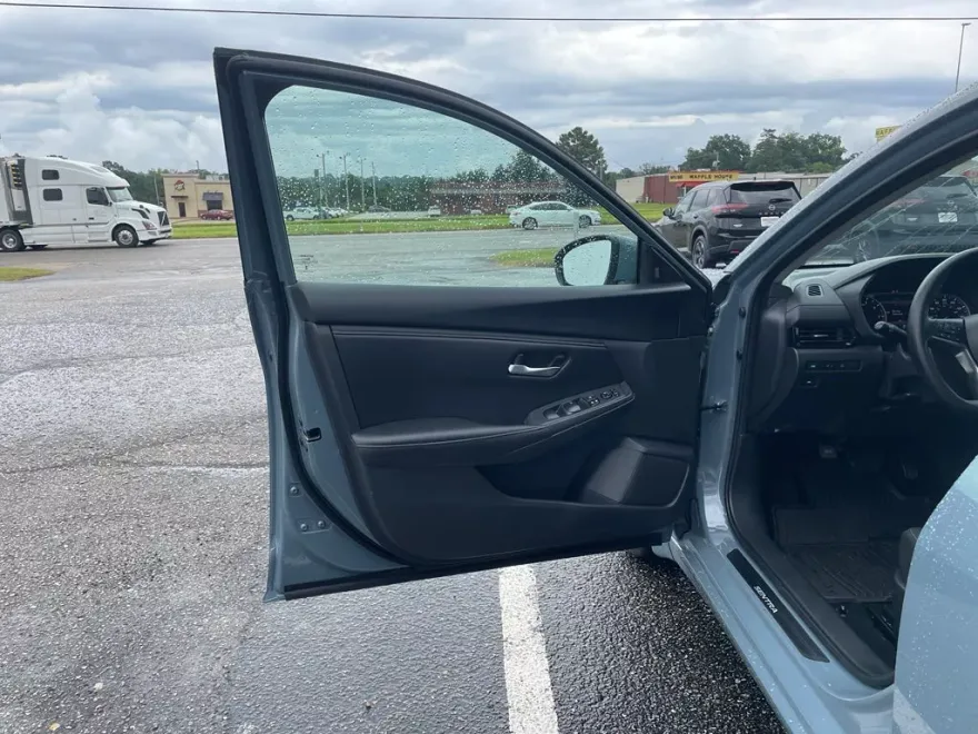 2025 Nissan Sentra SV photo 1