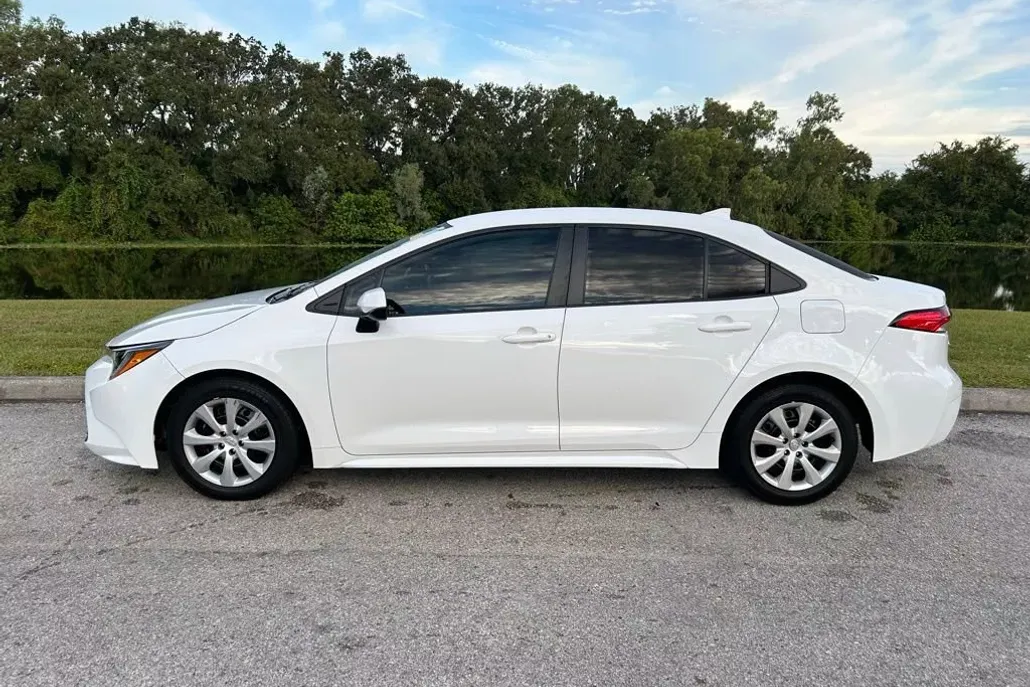 2023 Toyota Corolla LE photo 1