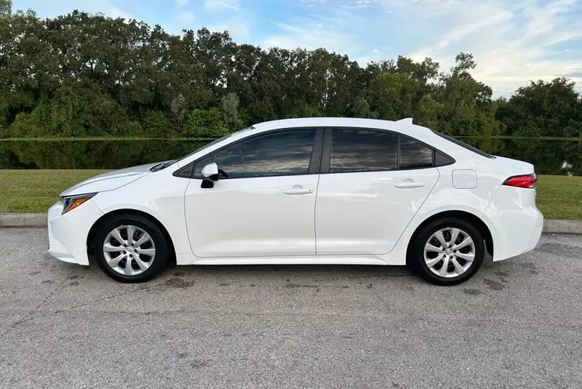 2023 Toyota Corolla LE photo 1