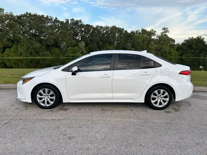 2023 Toyota Corolla LE photo 1