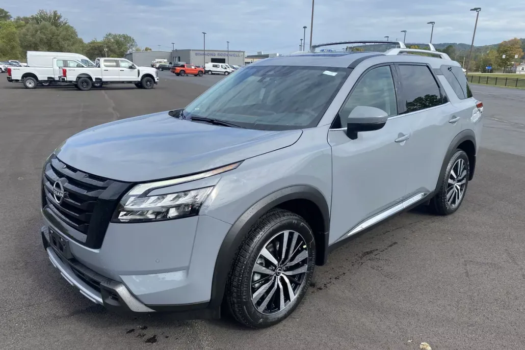 2025 Nissan Pathfinder Platinum photo 1