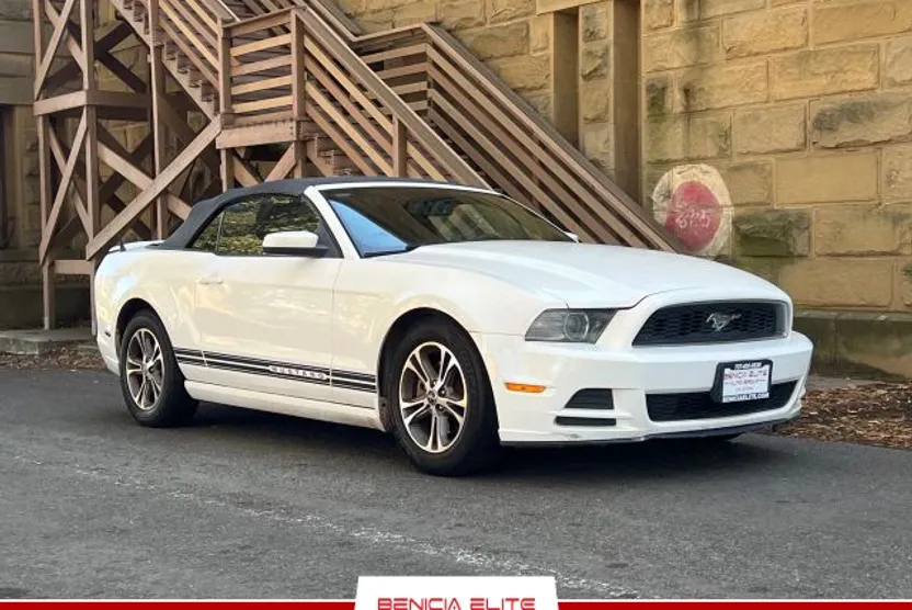 2013 Ford Mustang V6 Premium Convertible photo 1