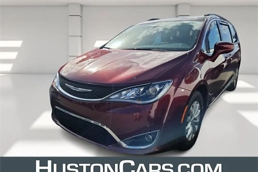 2017 Chrysler Pacifica Touring L photo 1