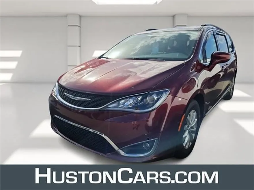 2017 Chrysler Pacifica Touring L photo 1