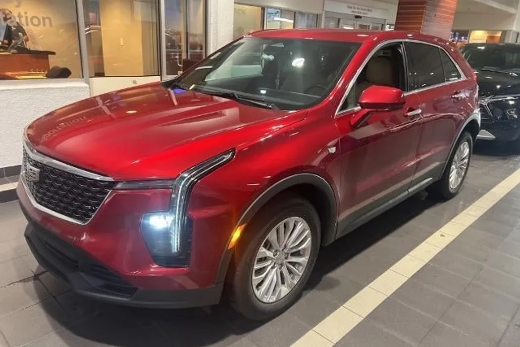 2024 Cadillac XT4 Luxury photo 1