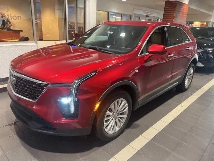 2024 Cadillac XT4 Luxury photo 1