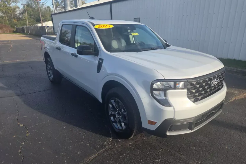 2025 Ford Maverick XLT photo 1
