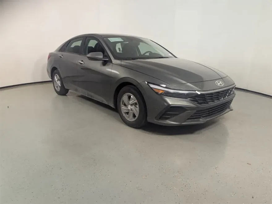 2025 Hyundai Elantra SE photo 1