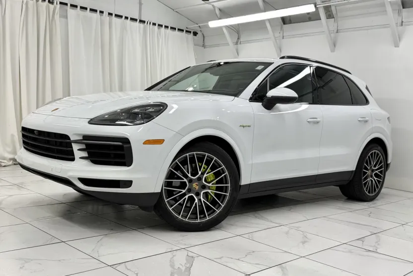 2022 Porsche Cayenne E-Hybrid photo 1