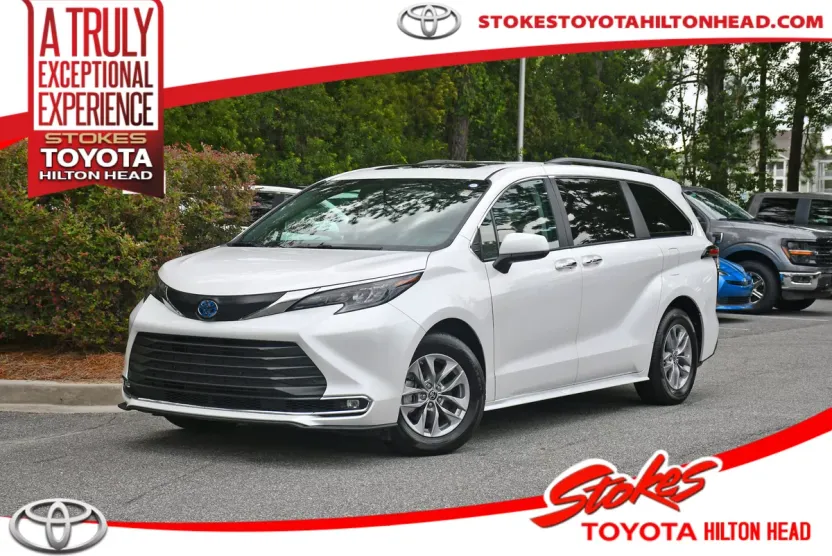 2024 Toyota Sienna XLE photo 1