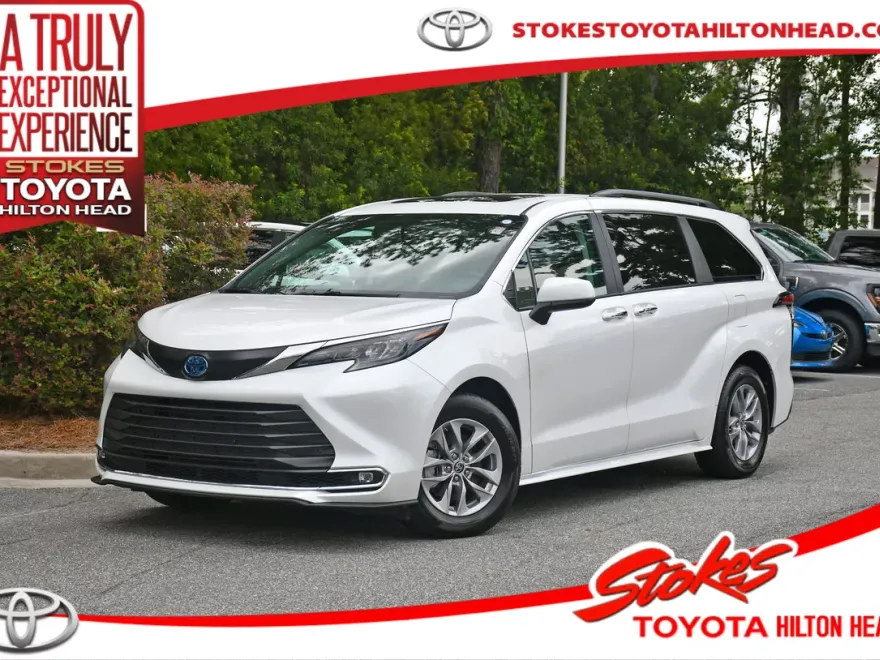2024 Toyota Sienna XLE photo 1