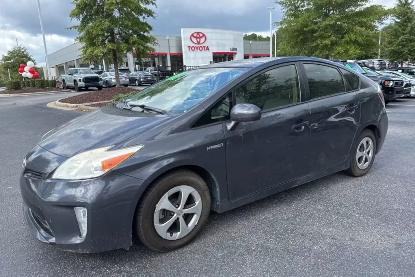 2013 Toyota Prius Four photo 1
