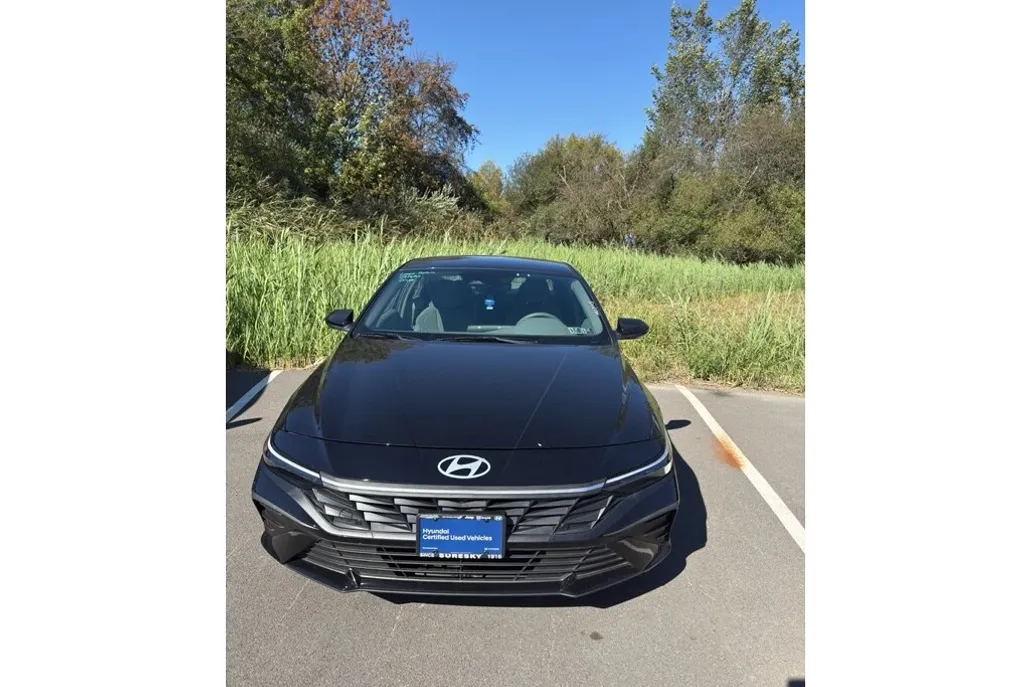 2024 Hyundai Elantra SEL photo 1