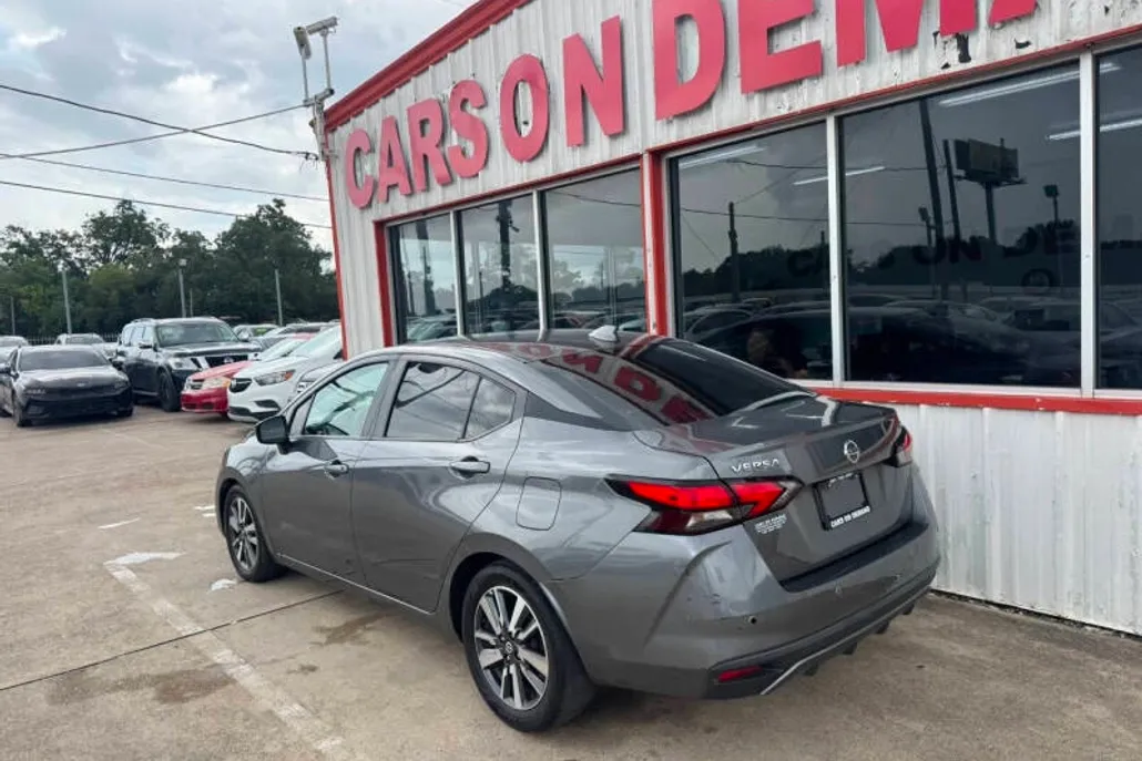 2020 Nissan Versa SV photo 1