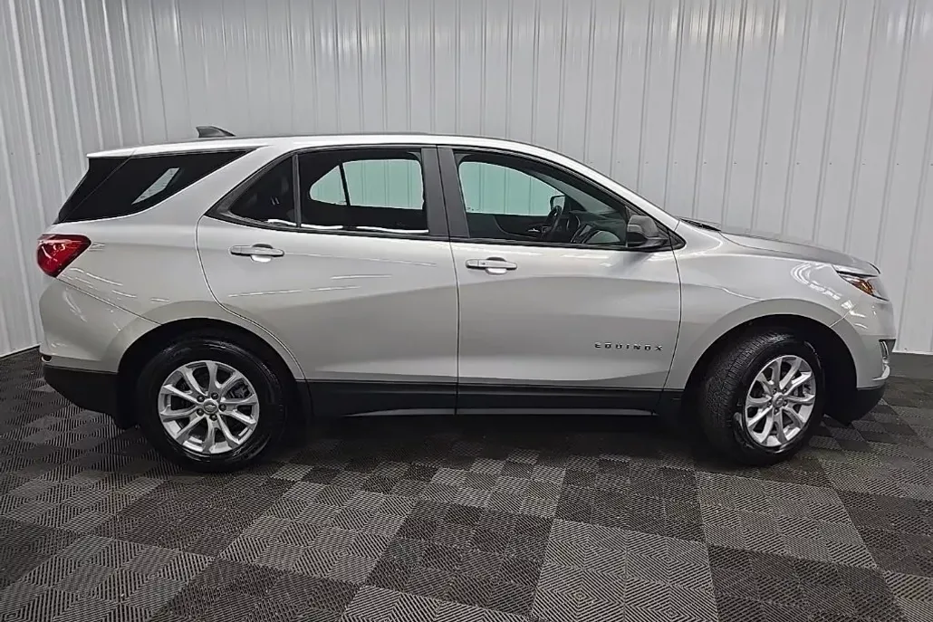 2021 Chevrolet Equinox LS photo 1
