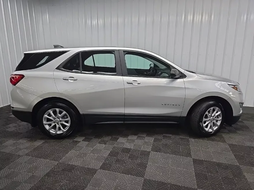 2021 Chevrolet Equinox LS photo 1